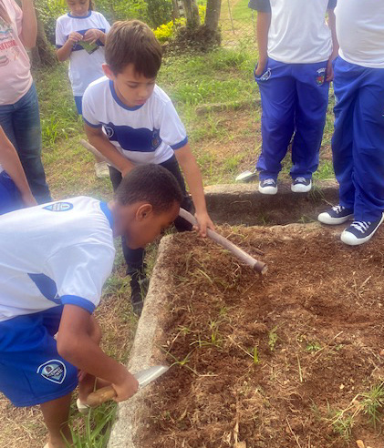 Santo Adolfo kids planting